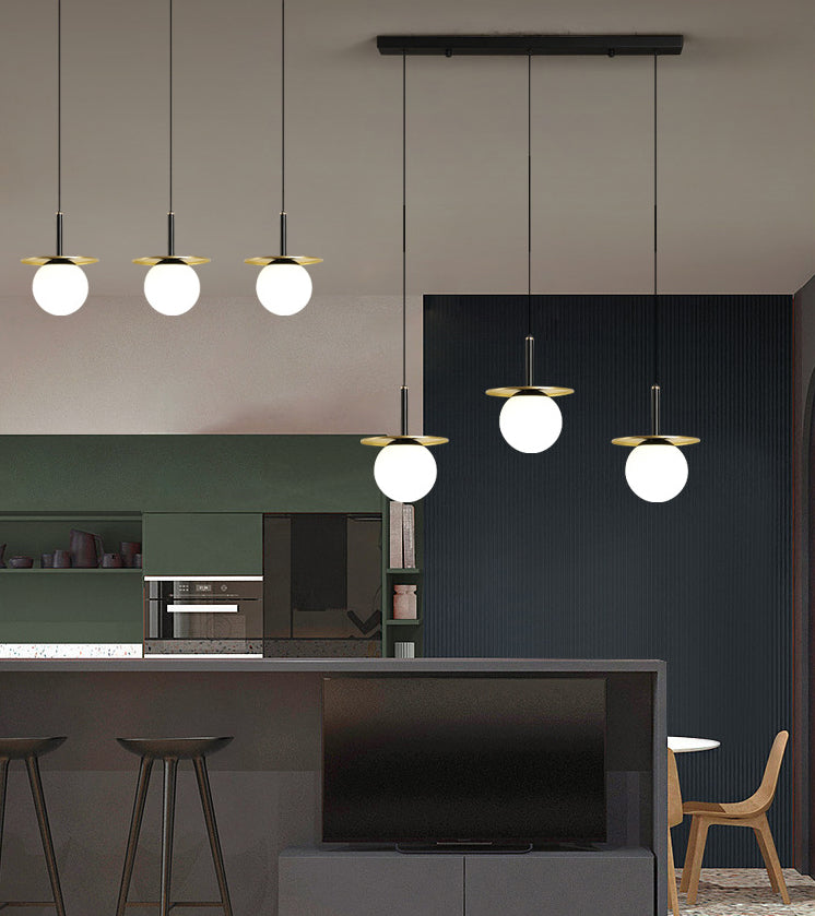 28.3 "Globo de vidrio blanco de ancho de 3 luces Ligera de metal redonda Decoración de lámina de metal de estilo posmoderno Costilización de iluminación en oro