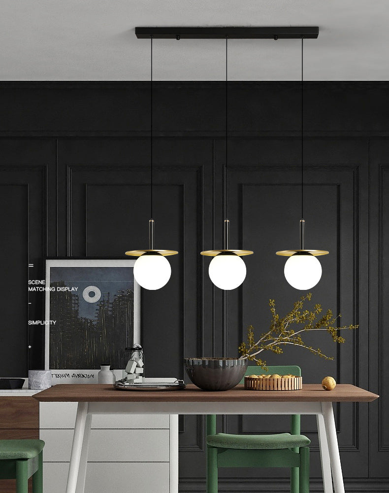 28.3 "Globo de vidrio blanco de ancho de 3 luces Ligera de metal redonda Decoración de lámina de metal de estilo posmoderno Costilización de iluminación en oro