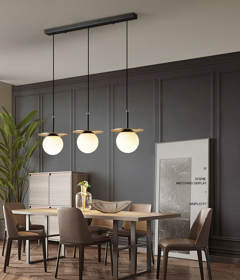 28.3 "Globo de vidrio blanco de ancho de 3 luces Ligera de metal redonda Decoración de lámina de metal de estilo posmoderno Costilización de iluminación en oro