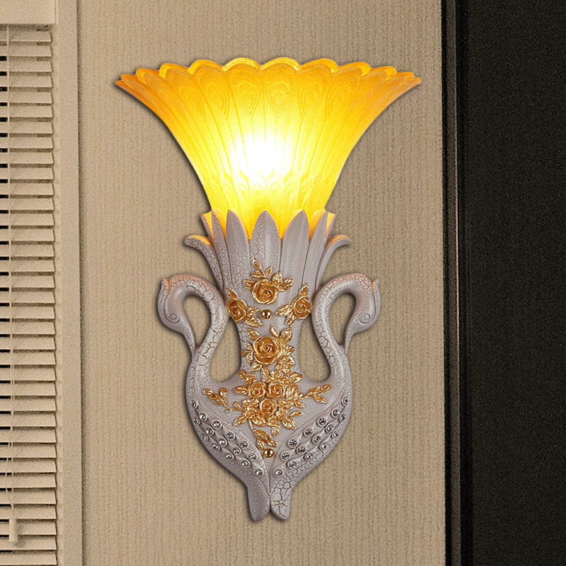 Rustikale Style Glockenwand montiertes Licht 1 hellgelbes Glas und Harzwandlampe mit goldener/weißer Schwan -Rückenplatte