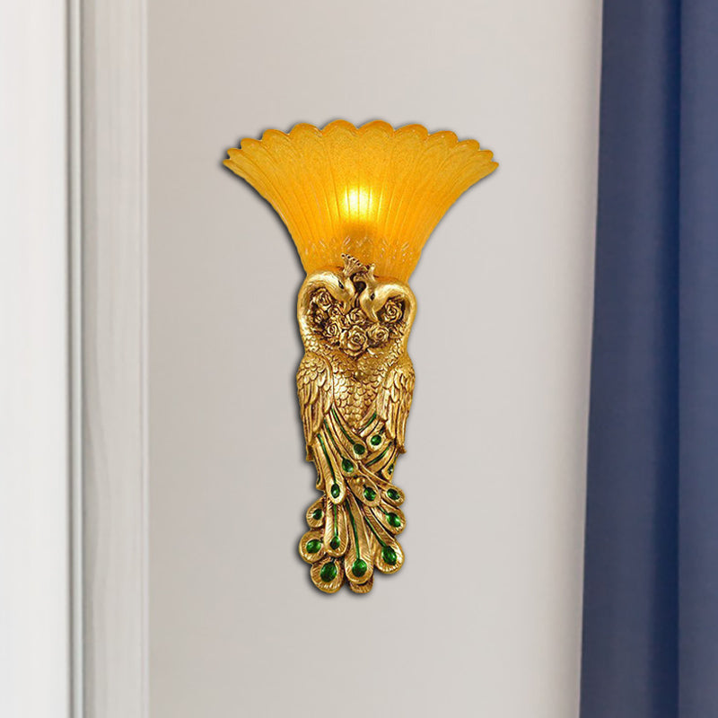 Flared Corridor Lampe Lampe Land Bernsteinglas und Harz 1 Kopf Gold/Leicht Gold Finish Wandleuchte mit Pfauendesign