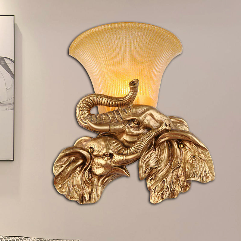 Campana Lámpara de pared de vidrio amarillo Estilo tradicional 1 iluminación de dormitorio de luz con diseño de elefante en oro