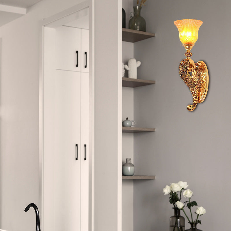 Retro -Stil Glocken Wandleuchte 1 Glühbirne Bernstein Glaswandbeleuchtung mit Bronze/Gold gebogenen Arm für Schlafzimmer
