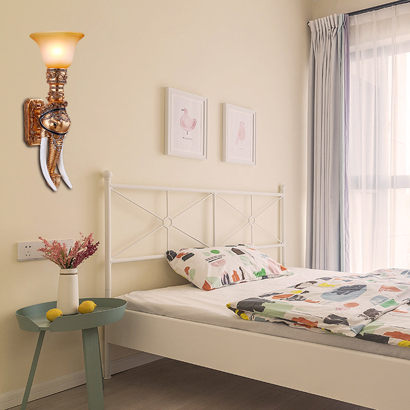 Lampada di sconde ad elefante dorato Resina coloniale Resina 1 Illuminazione a parete del corridoio con tonalità a campana di vetro ambra