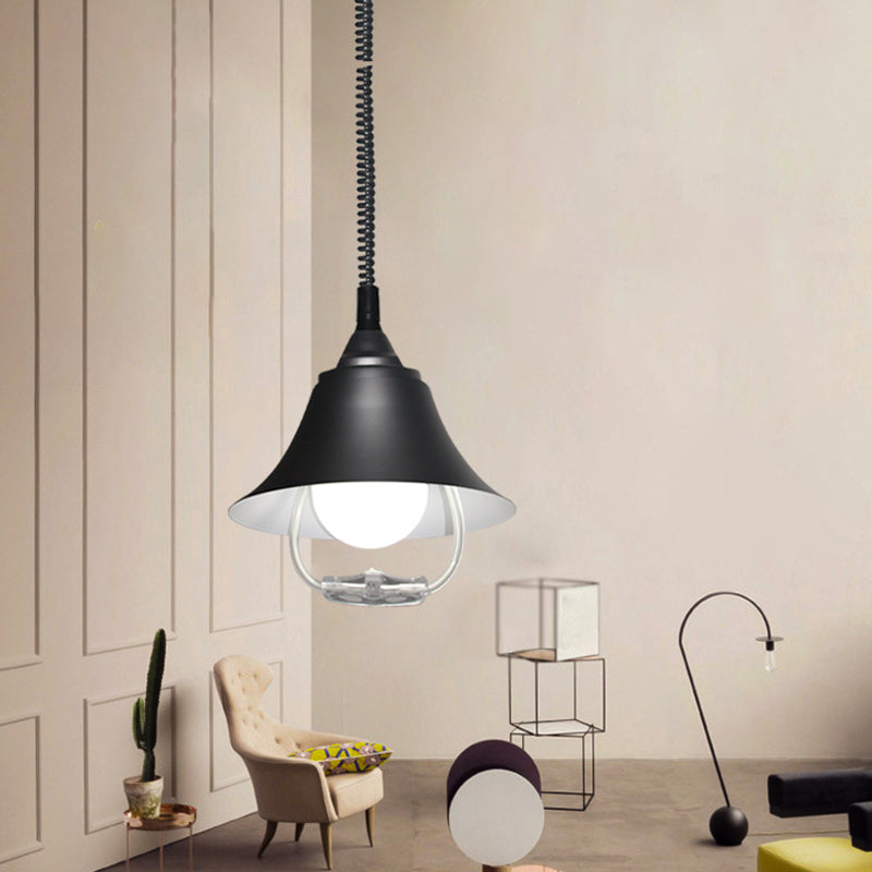 Luz de colgante en forma de campana negra lámpara de suspensión de metal de 1 bombilla nórdica con cable elástico y mango