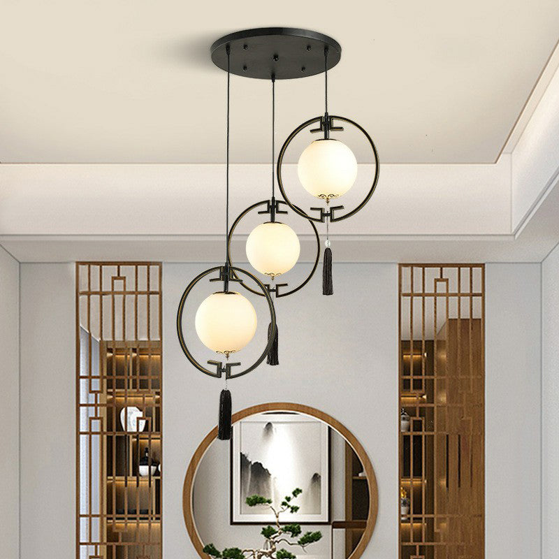 Schwarzer Cluster Globe Anhänger Leichte Chinoiserie Moderne weiße Glasfederlampe mit Quastenring