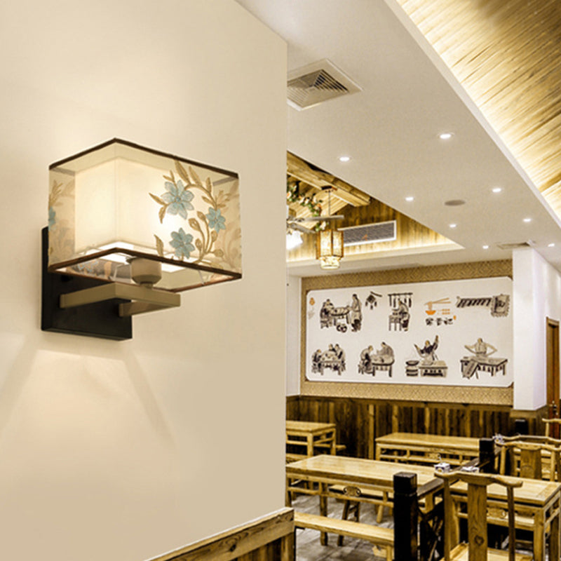 Lámpara de pared rectangular blanca metal clásico 1 lámpara de luz de luz lámpara con patrón de flores