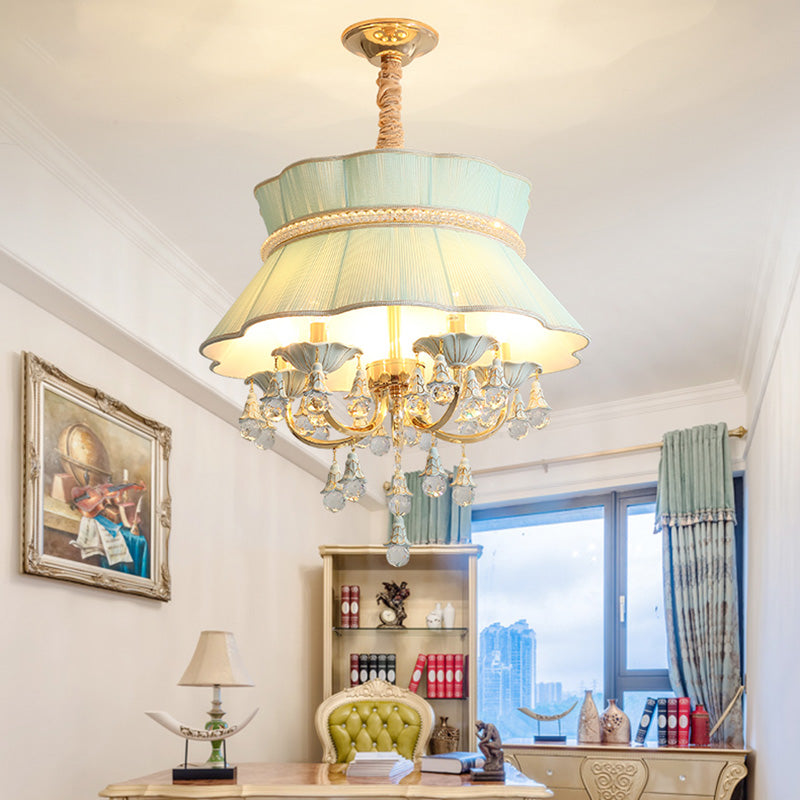 Moderne Candelabra Hanging Light Kit 5 Köpfe Kristall Drop Anhänger Kronleuchter in Blau/Rosa mit Stofffarben