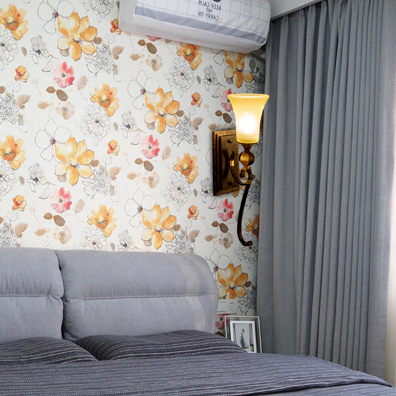 Rectángulo de metal Muro de montaje Montaje Logia 1 Lámpara de apliques de corredor de bombilla en bronce antiguo con sombra de campana de vidrio ámbar