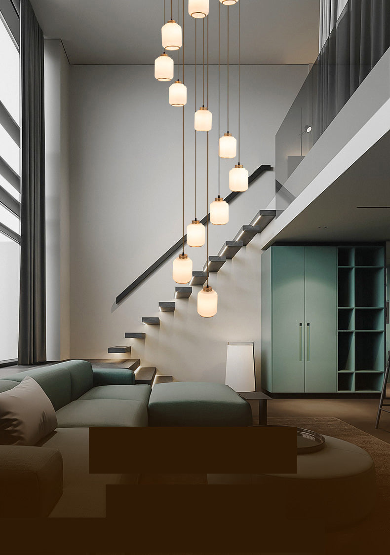 Weiße Glaszylindrische multi-Licht-Anhänger zeitgenössische Messingdecke für Treppen