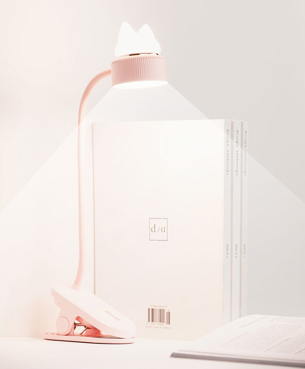 Lumière de table moderne avec un interrupteur marche / arrêt en plastique 1 lampe de table lumineuse