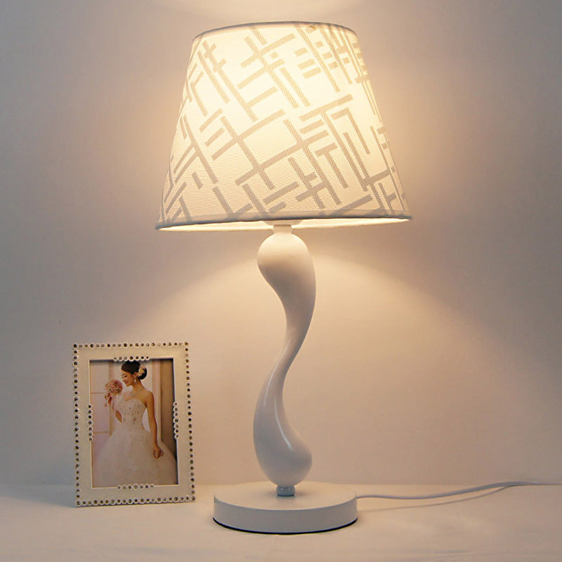 Estilo nórdico 1 Lámpara de mesa de bulbo Luz de la parada de la base del delfín en forma de delfín con pantalla de lámpara