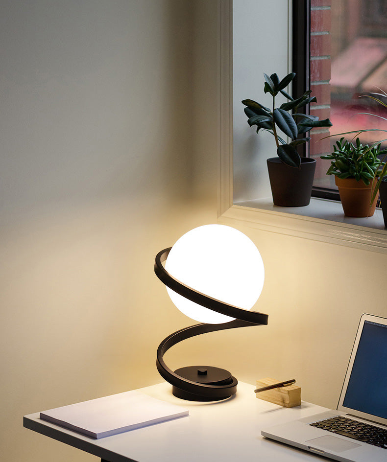 Lampe de nuit en métal en spirale minimaliste 1 table de bulbe clair avec une nuance en verre ivoire à balle