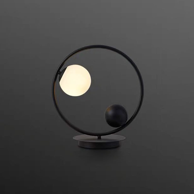 Lampada da tavolo decorativa per la casa in stile postmoderno in vetro opale con linee metalliche, lampada da comodino per camera da letto