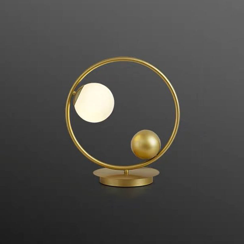 Lampada da tavolo decorativa per la casa in stile postmoderno in vetro opale con linee metalliche, lampada da comodino per camera da letto