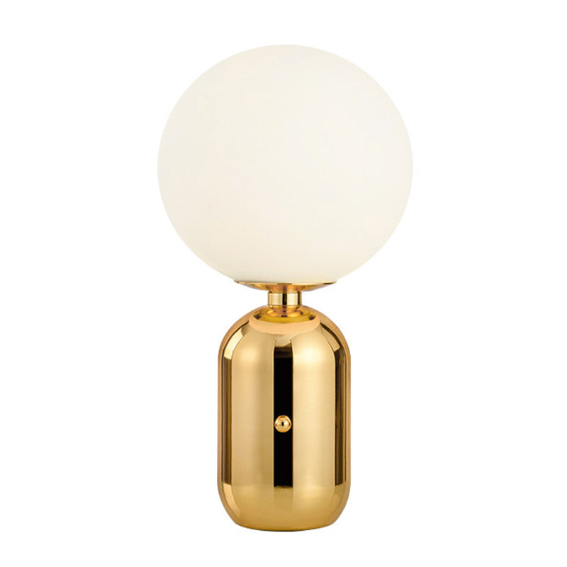 Lampada da tavolo globo in vetro bianco latte Lampada da comodino modernista in oro a 1 luce per comodino