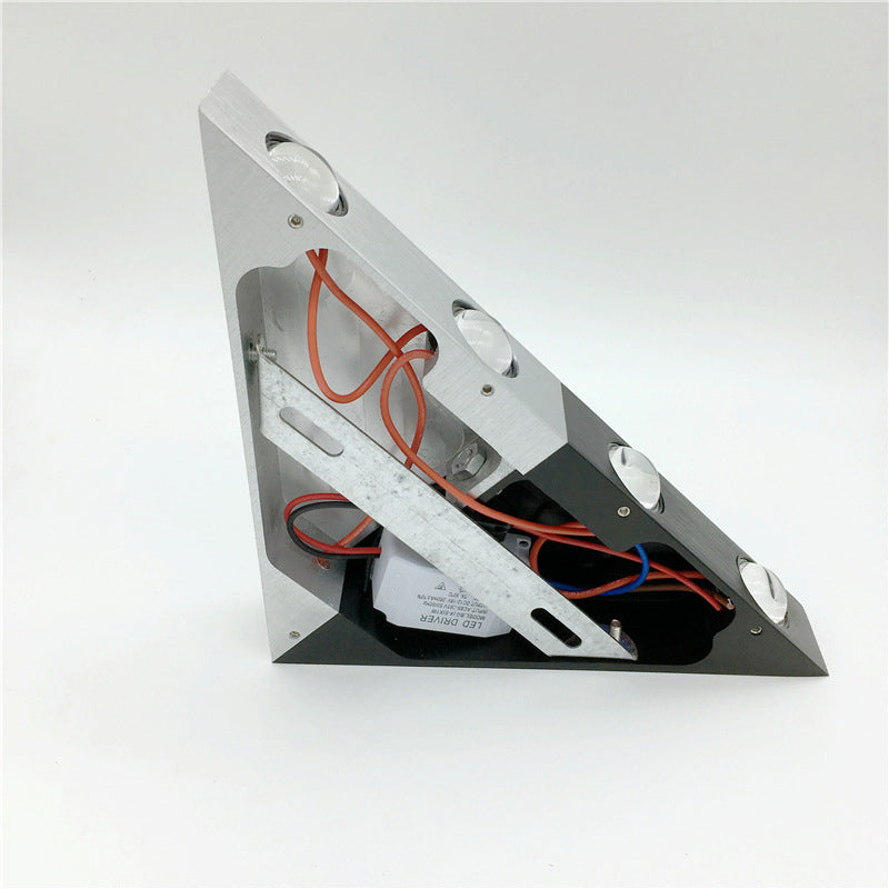 Dreieckige gebürstete Aluminium -LED -Wandlampe 9 "breite Dekorationsbeleuchtung in Innenräumen in Schwarz + Weiß