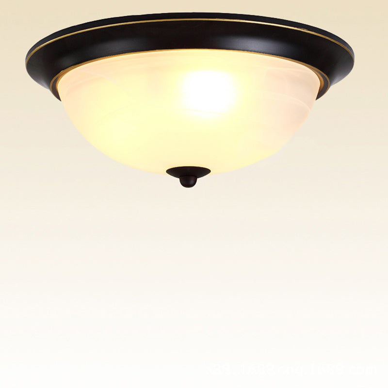 Kuppel-Unterputzleuchten. Traditionelle Deckenleuchten aus Glas für Schlafzimmer