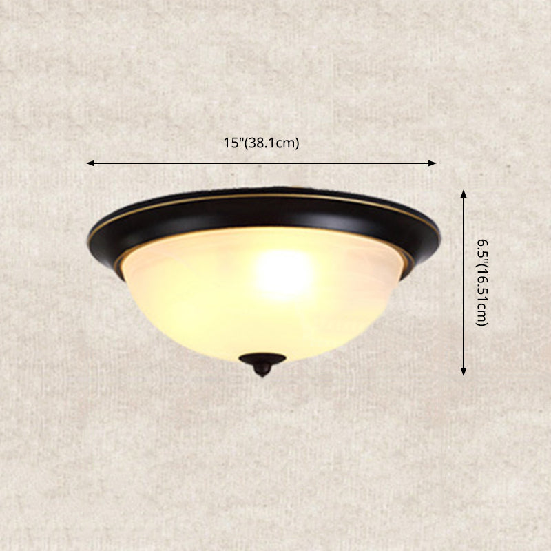 Kuppel-Unterputzleuchten. Traditionelle Deckenleuchten aus Glas für Schlafzimmer