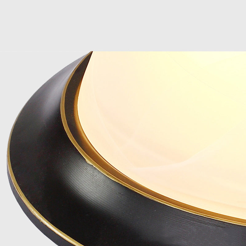 Kuppel-Unterputzleuchten. Traditionelle Deckenleuchten aus Glas für Schlafzimmer