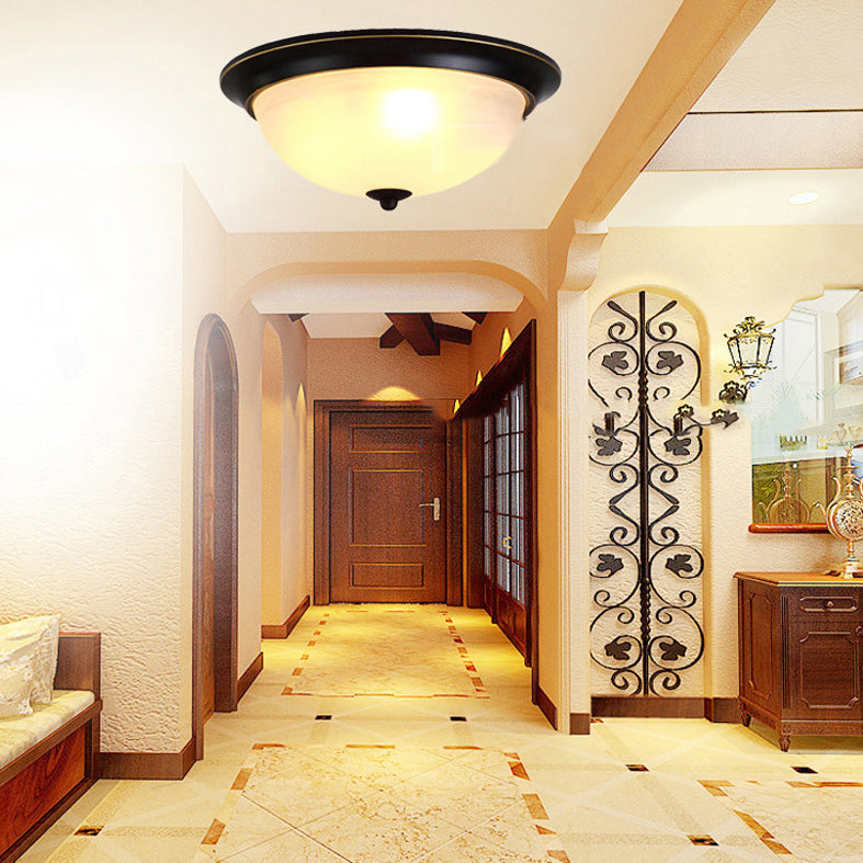 Kuppel-Unterputzleuchten. Traditionelle Deckenleuchten aus Glas für Schlafzimmer