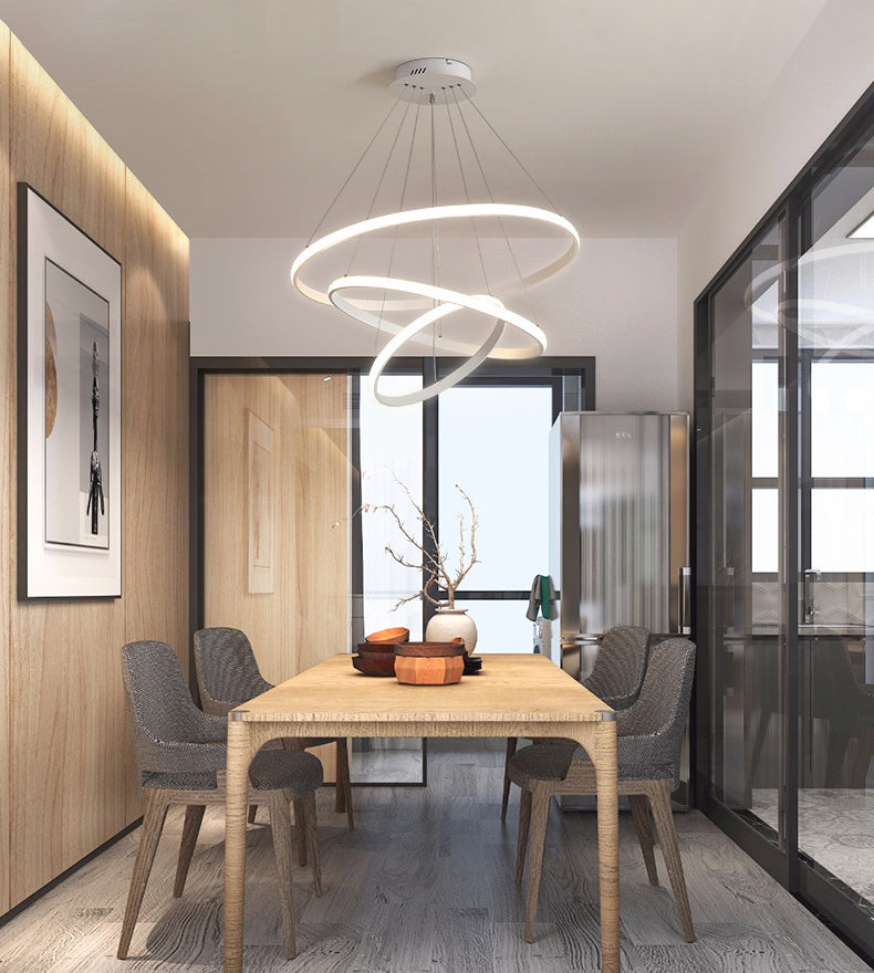 Luce a sospensione a led alla moda moderna Luce al soffitto lineare con tonalità acrilica