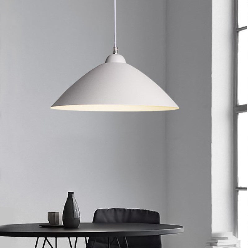 Lámpara colgante de metal cónico Contemporáneo 1 Luz de péndulo negro/blanco Luz para comedor