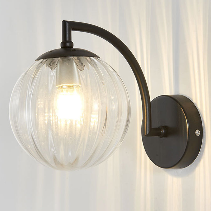 Luce da parete globo in vetro a 1 luce Nordic Luce da letto 7,5 "H Apparecchio di illuminazione con braccio in metallo ad arco