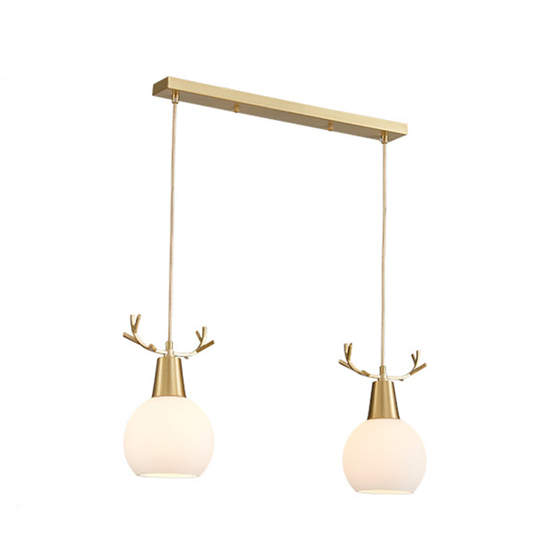 Messing gewei, lampje Noordse stijl metaalhangend licht met koepel melkglas tint