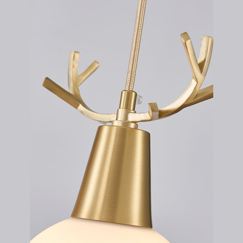 Messing gewei, lampje Noordse stijl metaalhangend licht met koepel melkglas tint