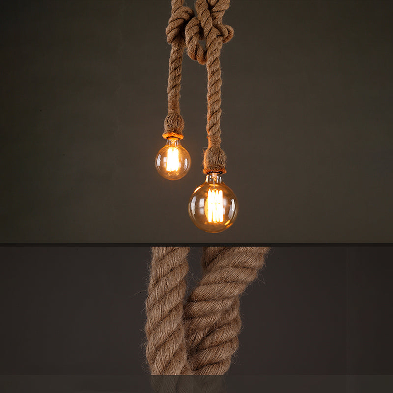 Luce a sospensione per interni neri in stile industriale con soffitto in ferro battuto con corda di canapa