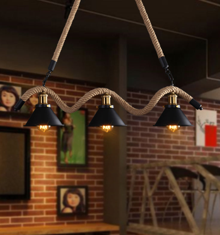 Luce a sospensione per interni neri in stile industriale con soffitto in ferro battuto con corda di canapa