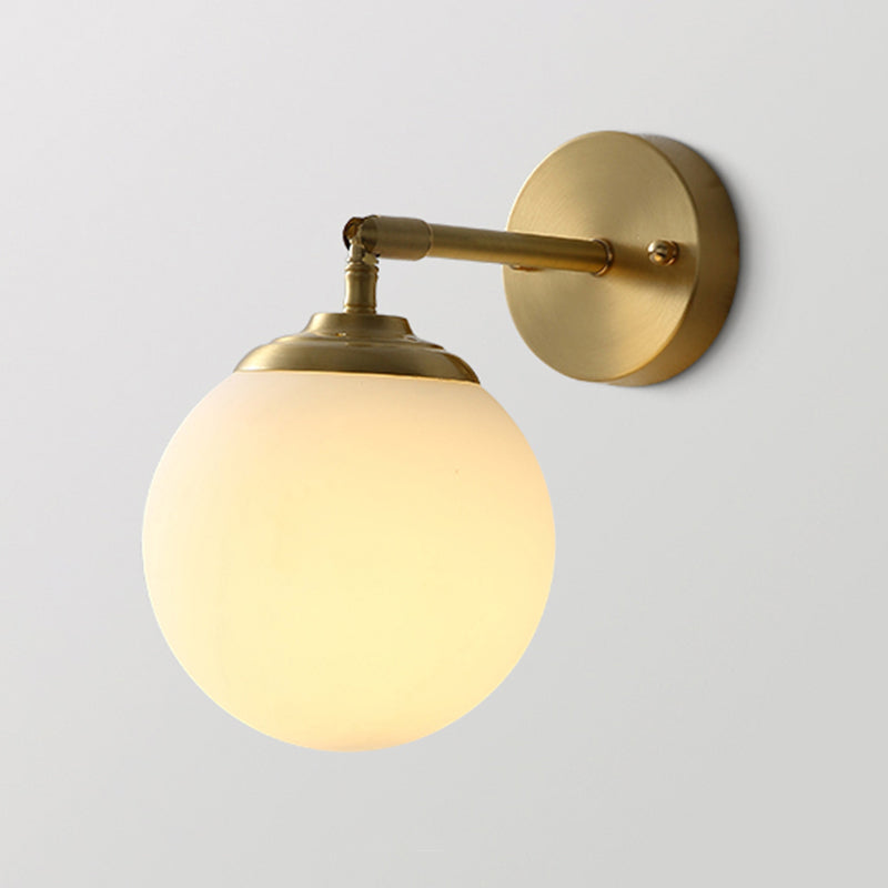 Gouden bol wandlantaarn in moderne eenvoud koper 1-licht wand sconce met matglasschaduw