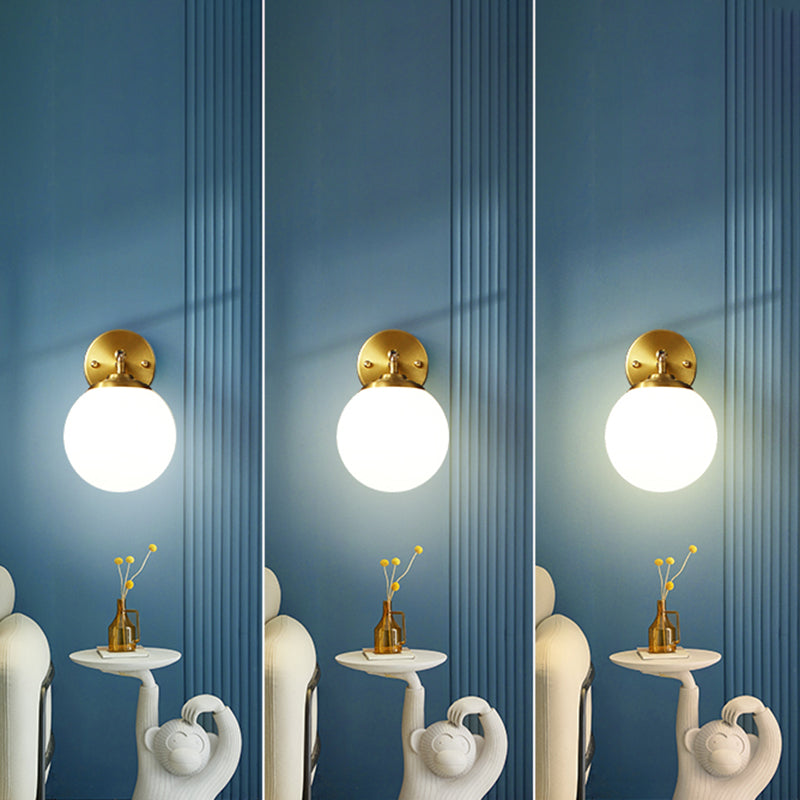 Gouden bol wandlantaarn in moderne eenvoud koper 1-licht wand sconce met matglasschaduw