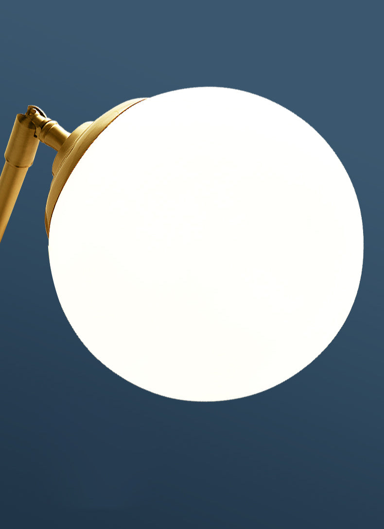 Gouden bol wandlantaarn in moderne eenvoud koper 1-licht wand sconce met matglasschaduw