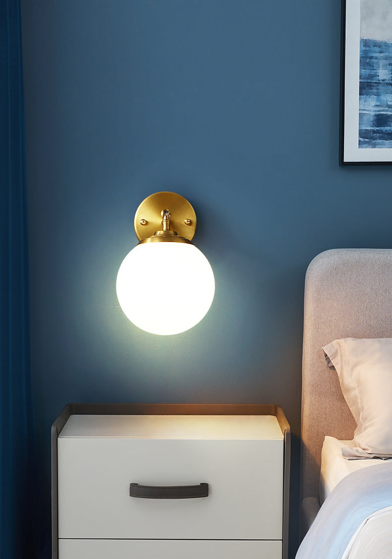 Gouden bol wandlantaarn in moderne eenvoud koper 1-licht wand sconce met matglasschaduw