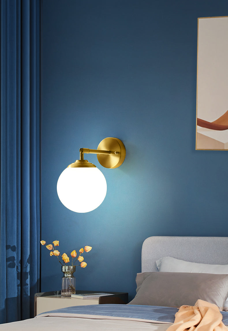 Gouden bol wandlantaarn in moderne eenvoud koper 1-licht wand sconce met matglasschaduw