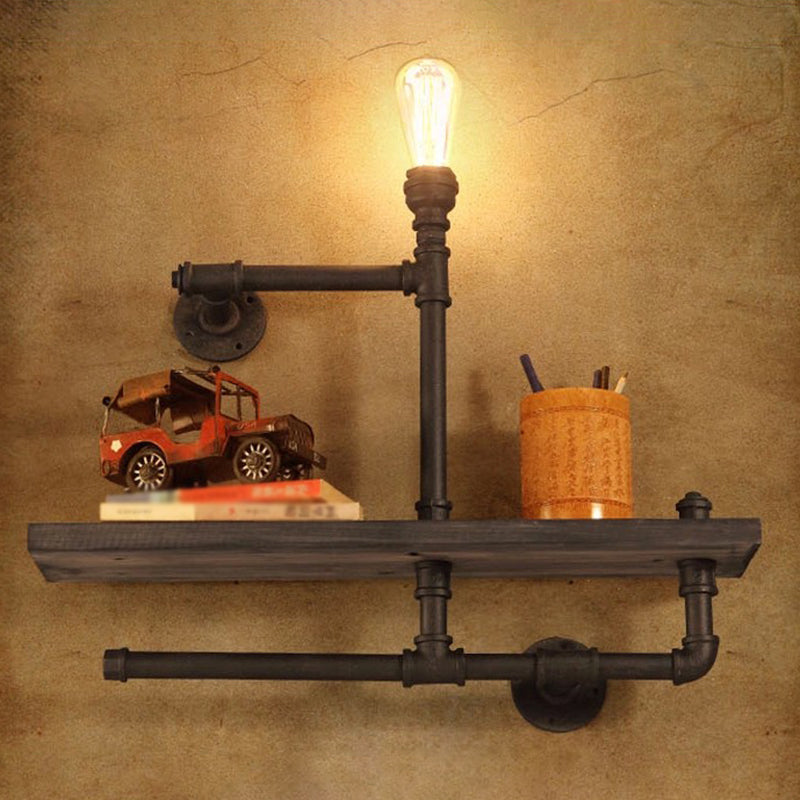 Industrielle Rohrleitungswand montierte Beleuchtung Metallic Wandleuchten in Schwarz mit Holzregal