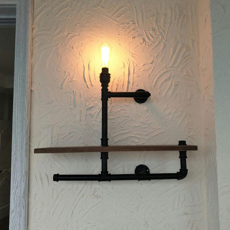 Industrielle Rohrleitungswand montierte Beleuchtung Metallic Wandleuchten in Schwarz mit Holzregal