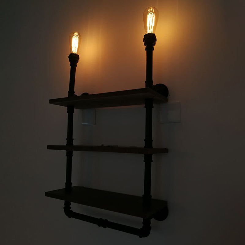 Industrielle Rohrleitungswand montierte Beleuchtung Metallic Wandleuchten in Schwarz mit Holzregal