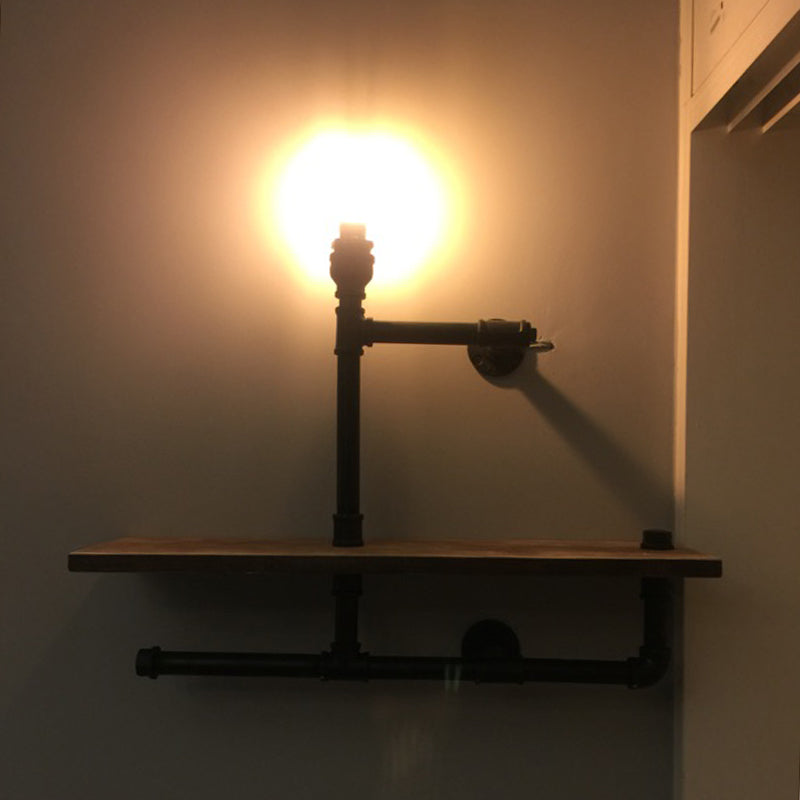 Industrielle Rohrleitungswand montierte Beleuchtung Metallic Wandleuchten in Schwarz mit Holzregal