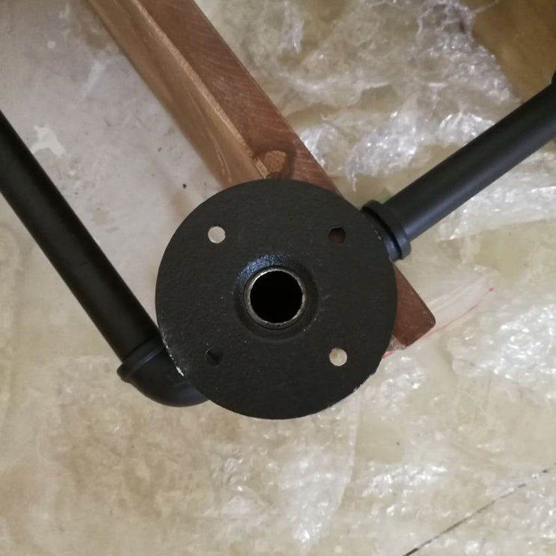 Industrielle Rohrleitungswand montierte Beleuchtung Metallic Wandleuchten in Schwarz mit Holzregal