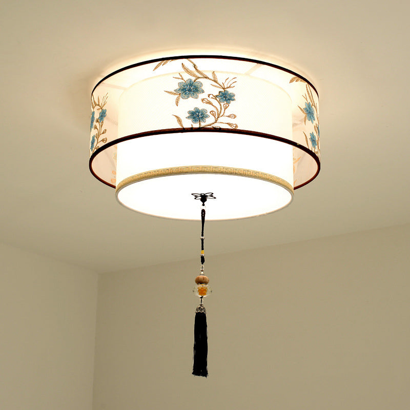 Plafonnier géométrique blanc en fer forgé de style minimaliste traditionnel avec abat-jour en tissus brodés