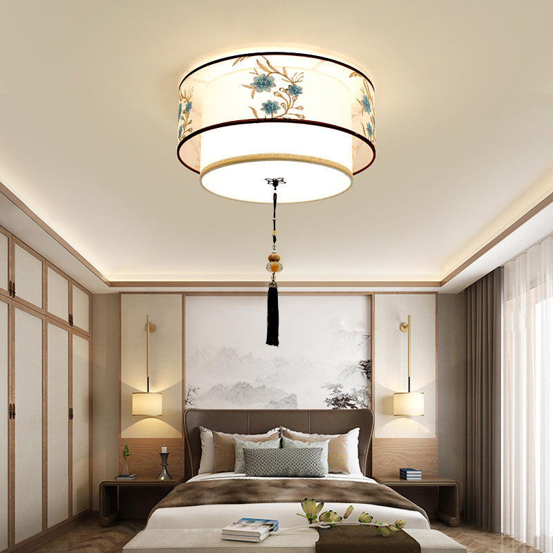 Plafonnier géométrique blanc en fer forgé de style minimaliste traditionnel avec abat-jour en tissus brodés