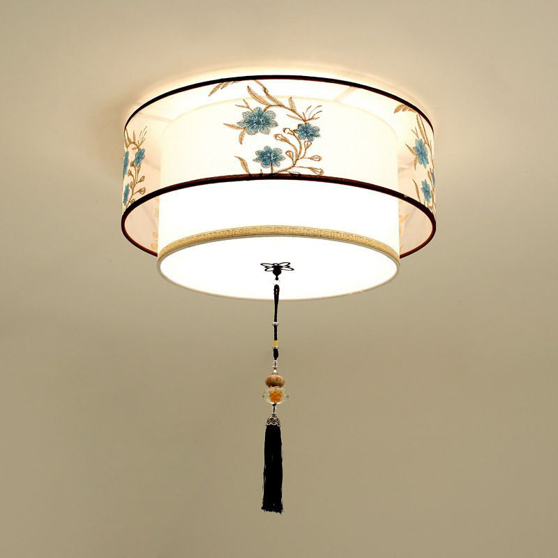 Plafonnier géométrique blanc en fer forgé de style minimaliste traditionnel avec abat-jour en tissus brodés