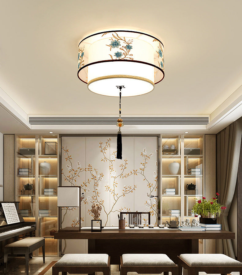 Plafonnier géométrique blanc en fer forgé de style minimaliste traditionnel avec abat-jour en tissus brodés