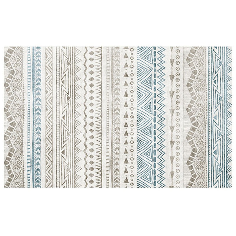 Tapis à imprimé tribal de ton blanc