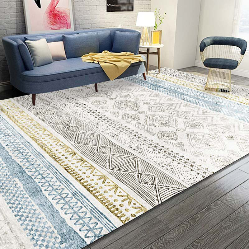 Tapis à imprimé tribal de ton blanc