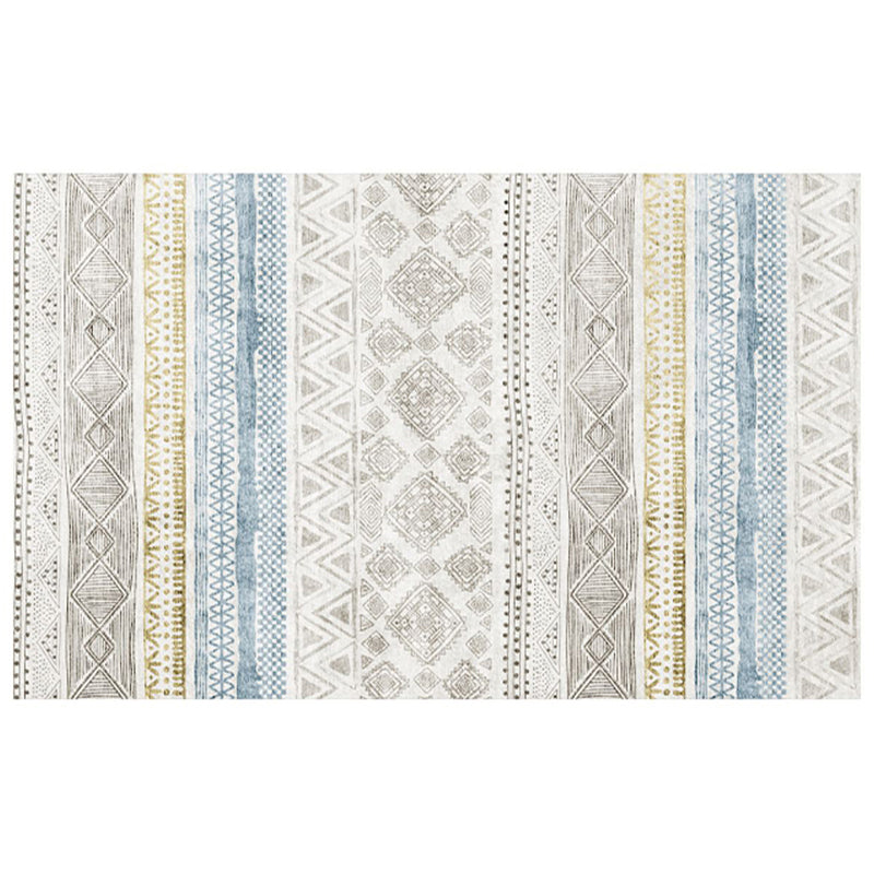 Tapis à imprimé tribal de ton blanc