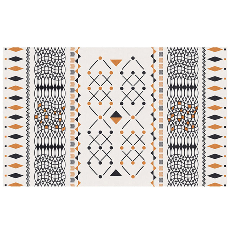 Tapis à imprimé tribal de ton blanc
